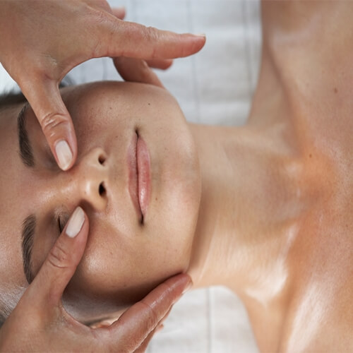 Massage đúng cách và đều đặn giúp làn da luôn tươi trẻ và mịn màng