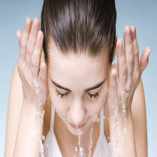 Rửa lại mặt bằng nước mát sau khi xông mặt để se khít lỗ chân lông